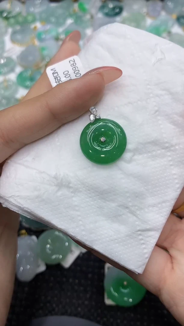 颈饰18K金镶嵌翡翠111111111111