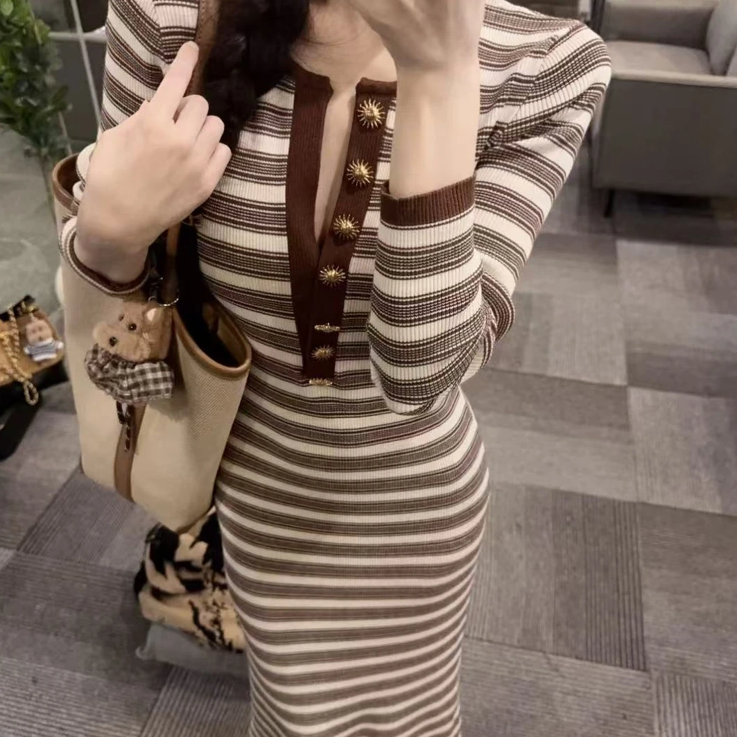 许妍路透撞色条纹v领长袖连衣裙2025款修身包臀长裙