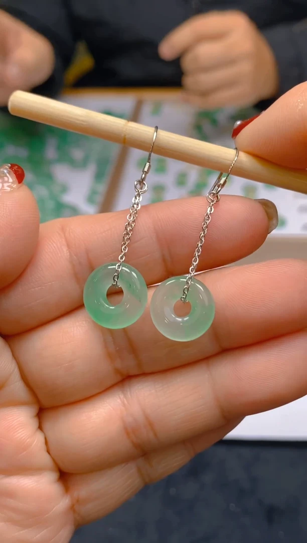 【闪购商品】石英质玉耳钉合金冰美人非洲翠A货