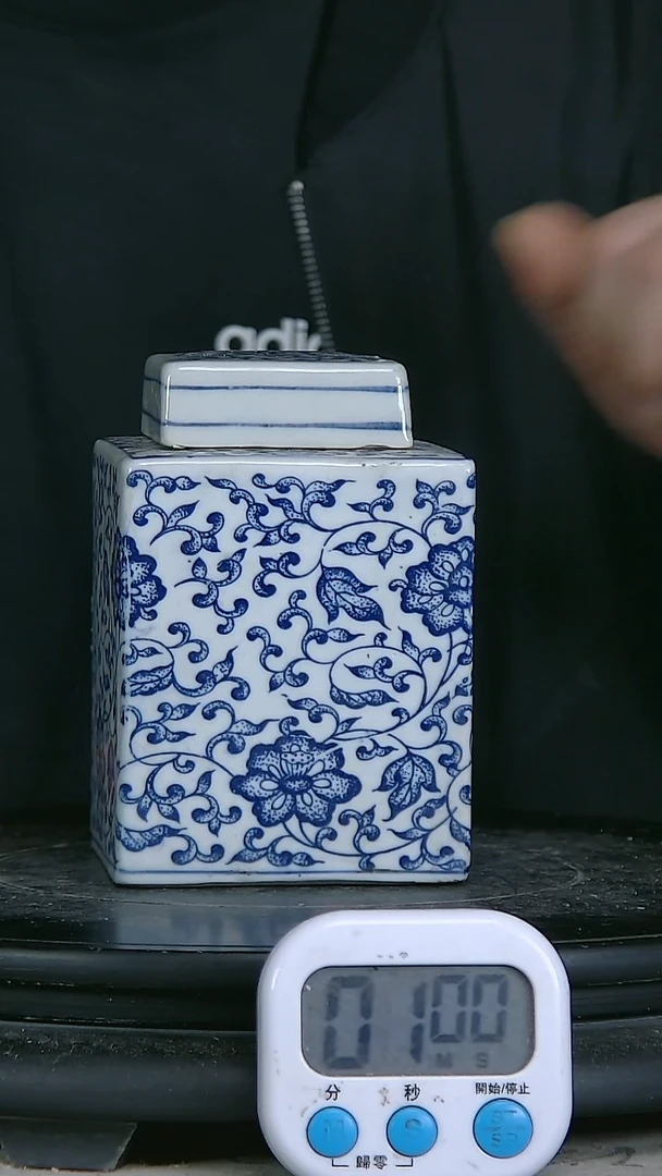 陶用****5青花精绘花卉图罐