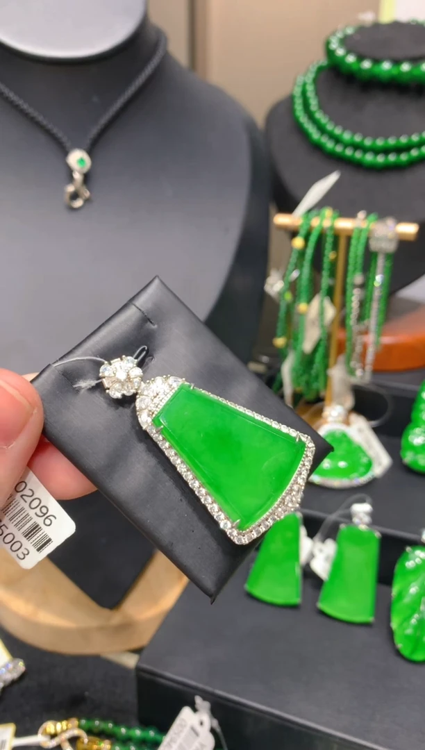 颈饰银S925镶嵌翡翠40一季