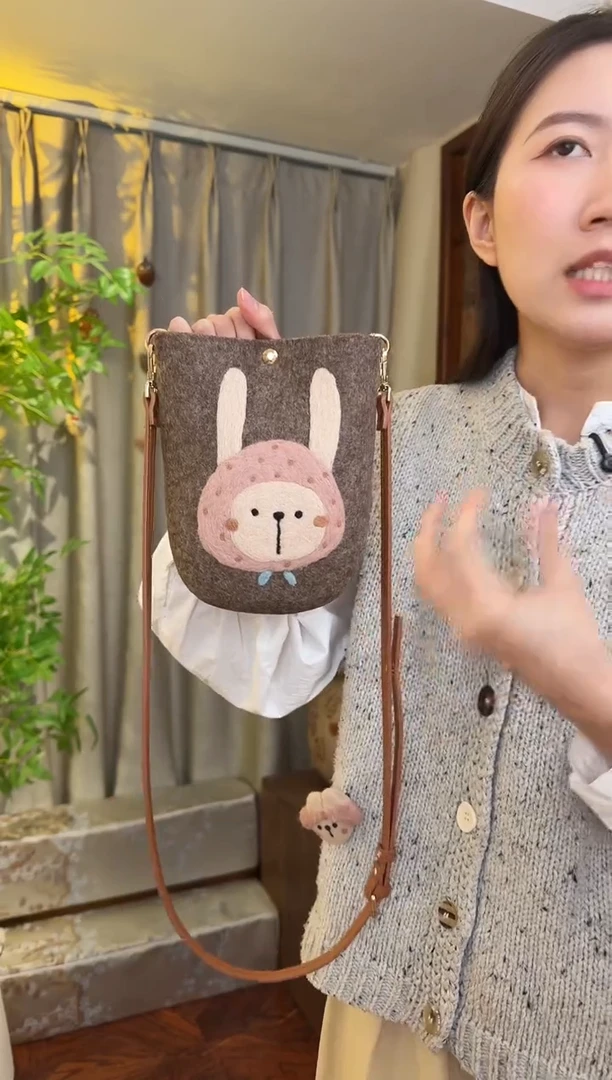 羊毛非遗羊毛毡包 手机包兔子