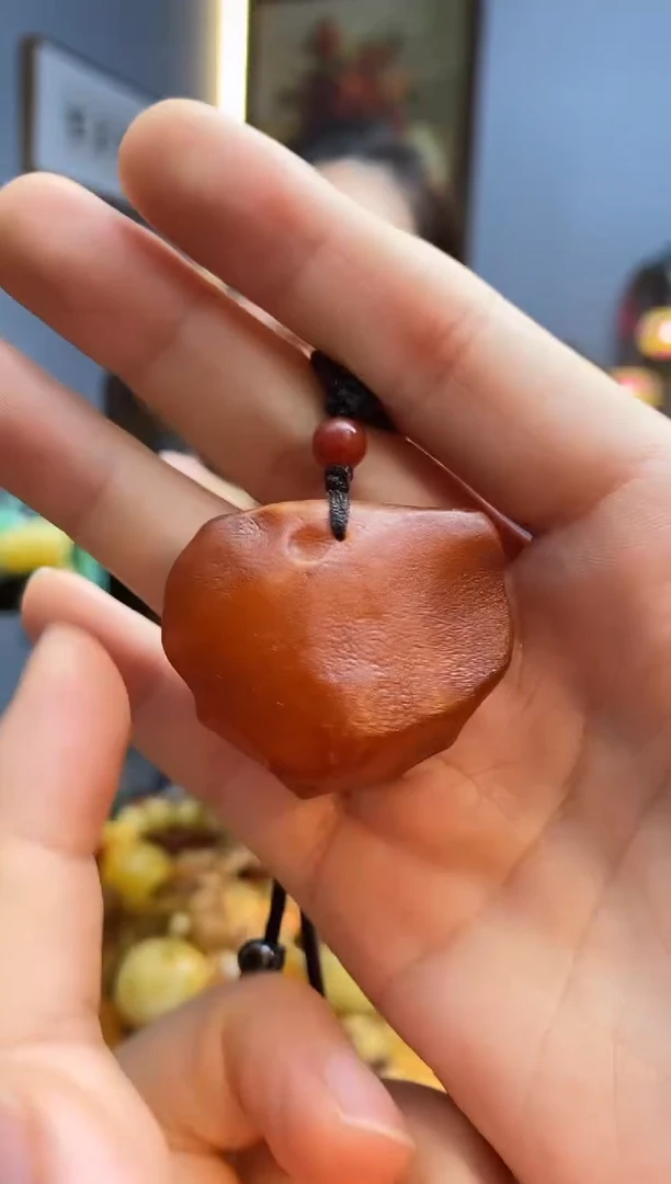 未镶嵌颈饰琥珀吊坠