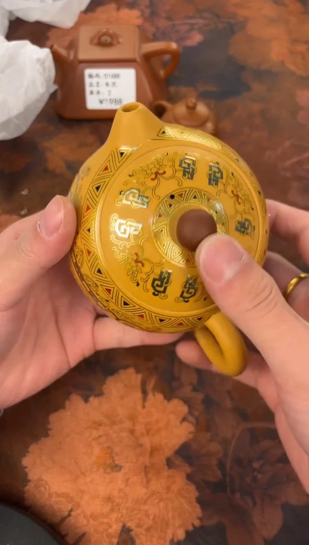 茶杯紫砂-黄段饕餮西施