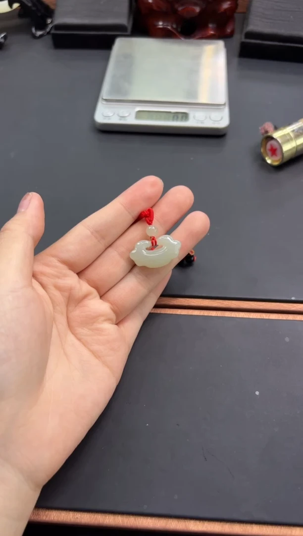 【闪购商品】和田玉吊坠(赠链)未镶嵌且末微色差近矿吊坠