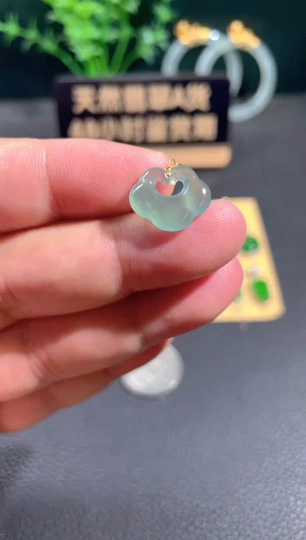 翡翠18K金镶嵌颈饰翡翠