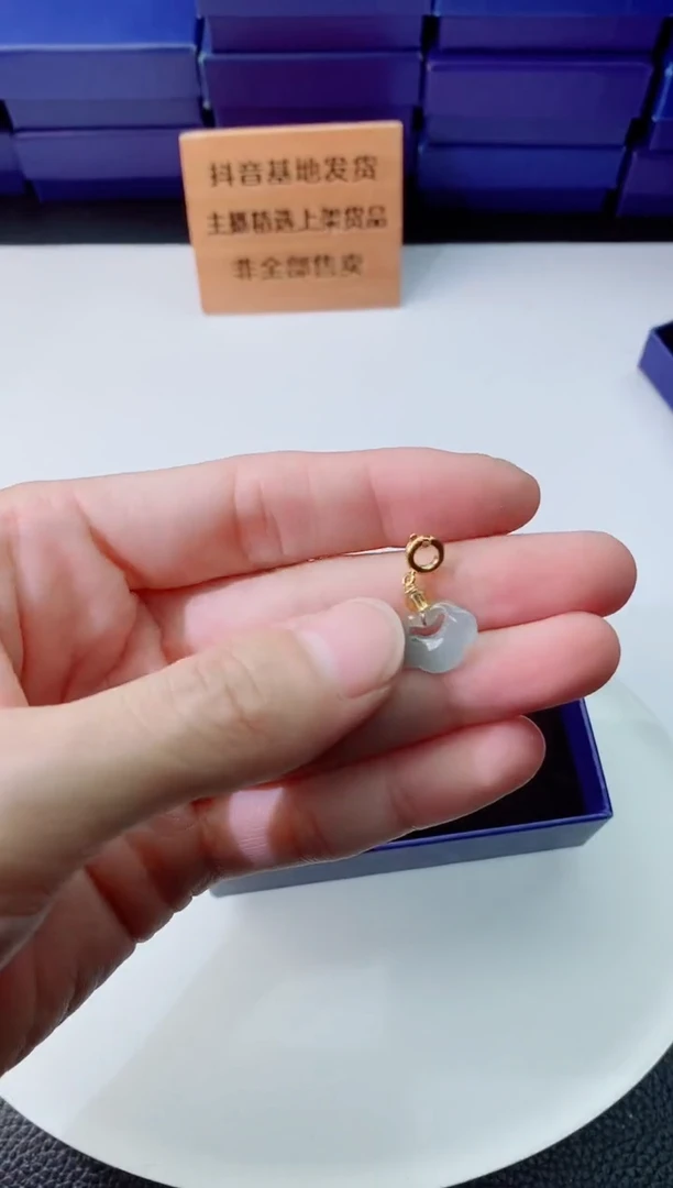 翡翠未镶嵌颈饰      `