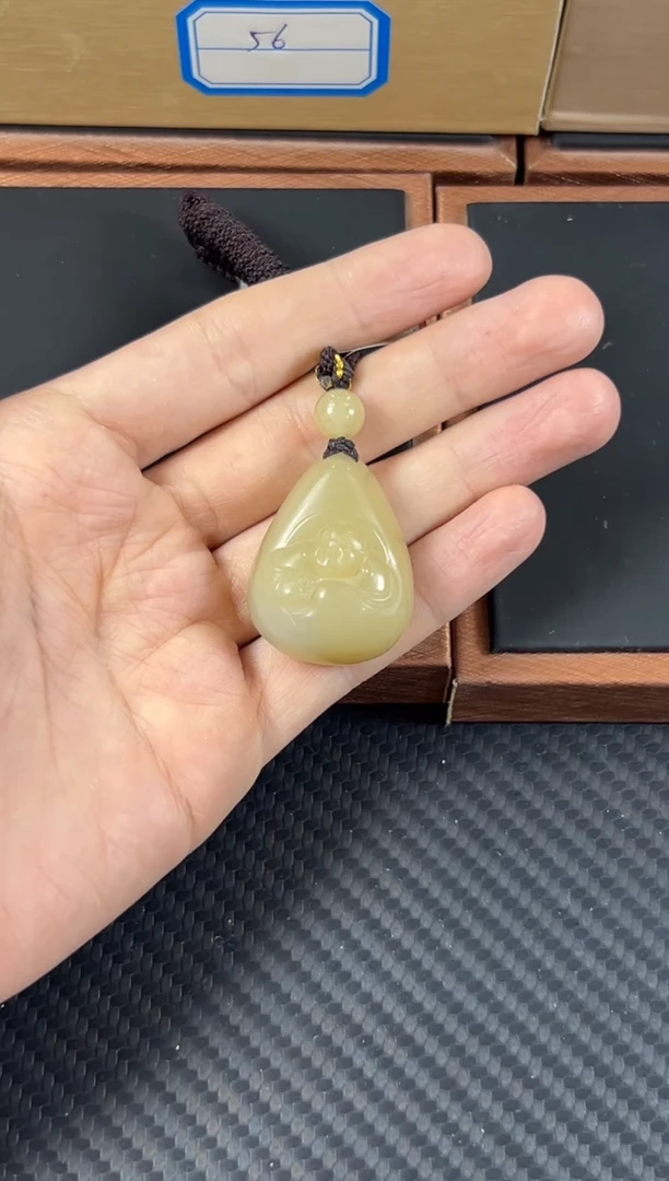 和田玉未镶嵌吊坠(赠链)且末微色差迪克兰二细吊坠