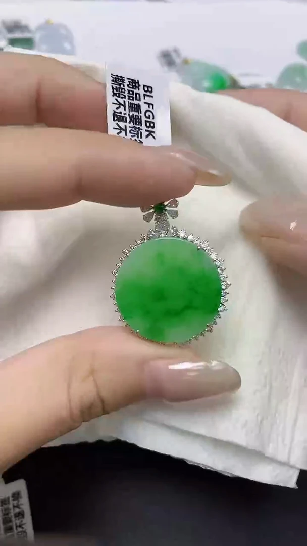 翡翠18K金镶嵌颈饰天然缅甸翡翠A货