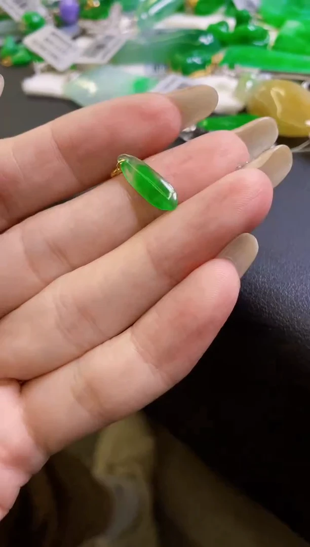 【闪购商品】定制翡翠18K金镶嵌吊坠