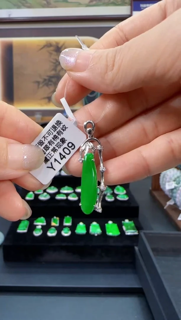 颈饰18K金镶嵌翡翠Y1409福果