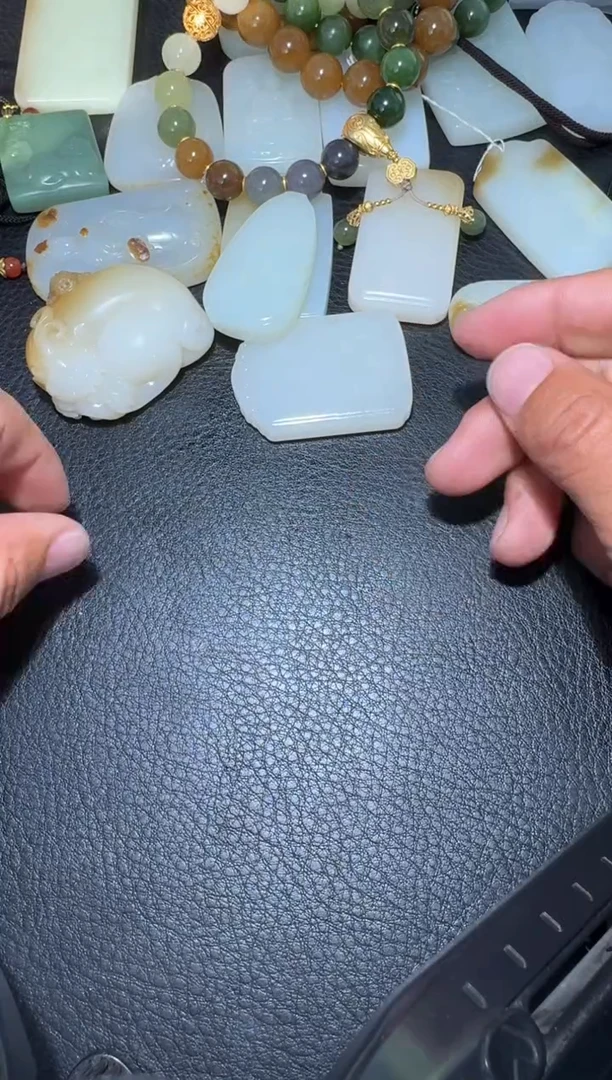 未镶嵌和田玉（糖玉）挂件和田玉