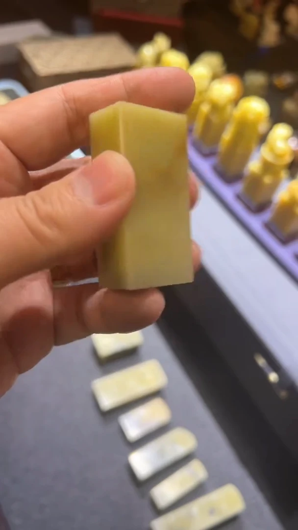 【闪购商品】青田石菜花黄素章