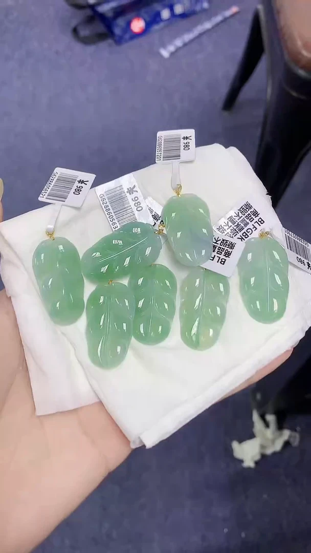 翡翠18K金镶嵌颈饰天然缅甸翡翠A货多样性发其一