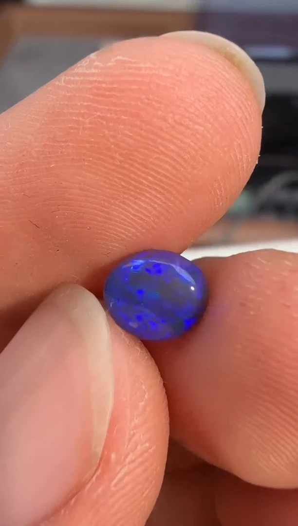 黑欧泊未镶嵌裸石0.84ct-A2616