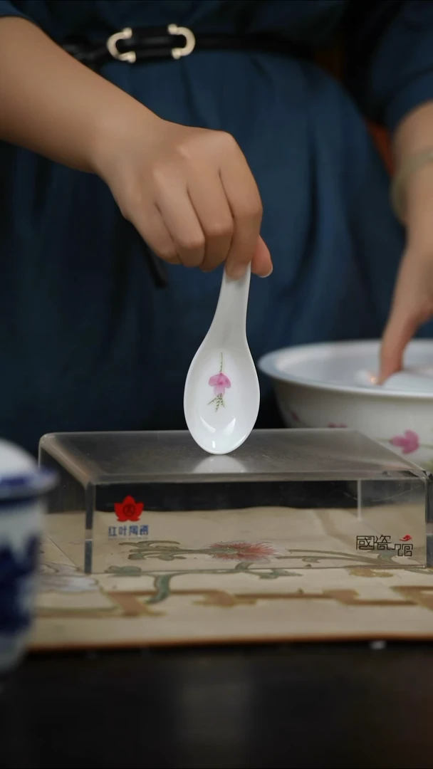 瓷1个正价手绘水点桃花针匙