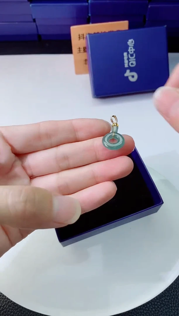 翡翠未镶嵌颈饰      `