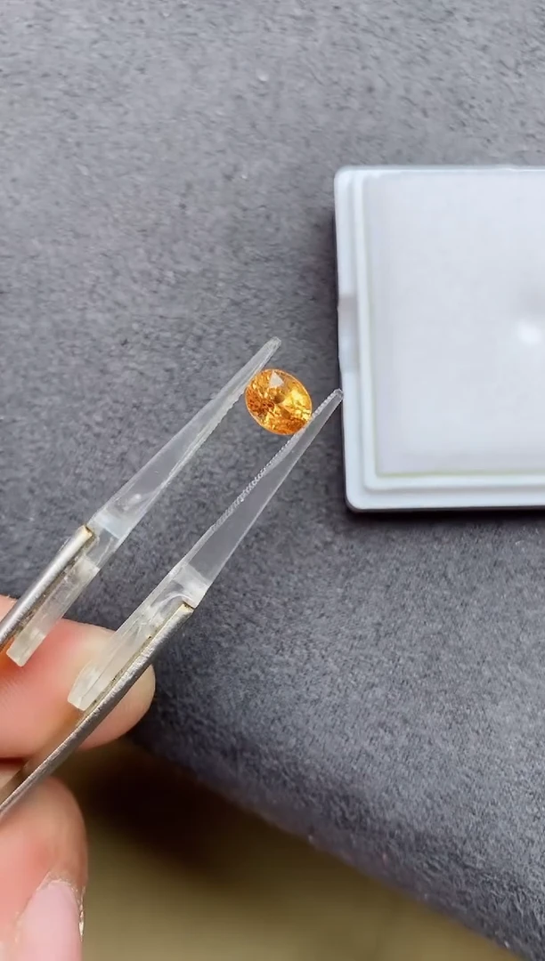 未镶嵌裸石石榴石（芬达石）1.5ct