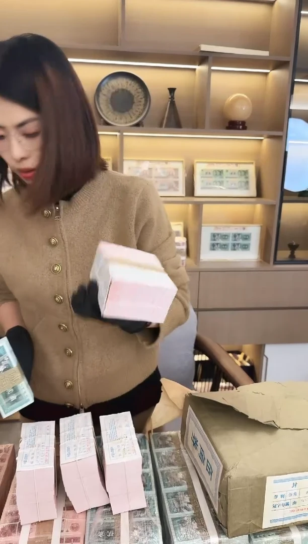 整捆千张连号 银行保真鉴定 中国红 05 夹心豹子