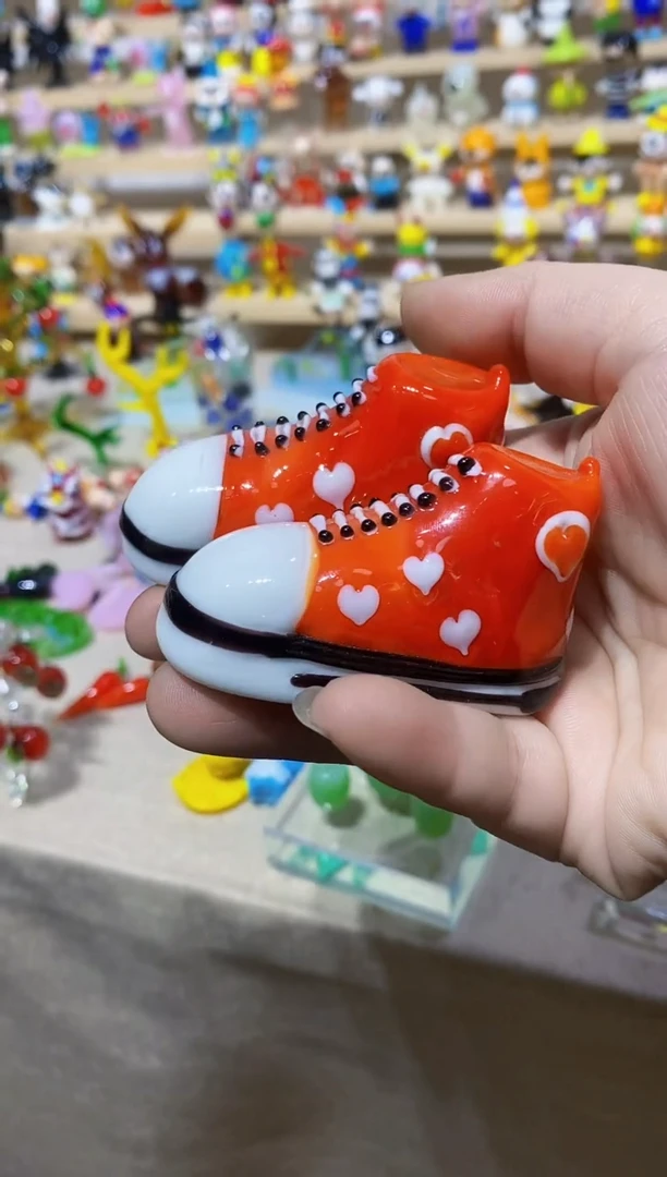 【闪购商品】琉璃手工艺品红色帆布鞋一双