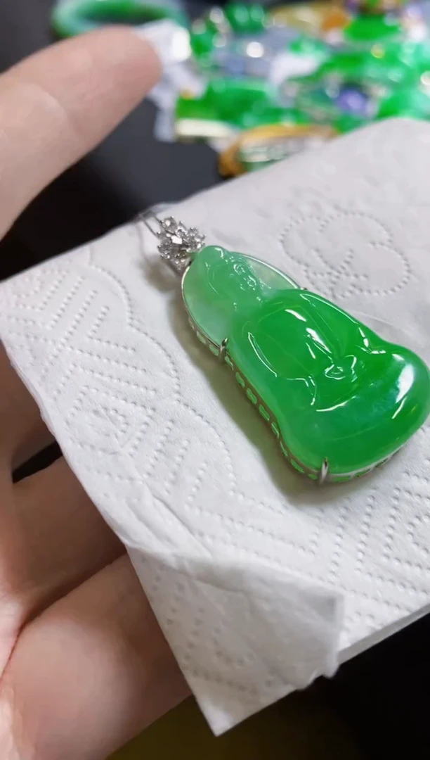 颈饰18K金镶嵌翡翠观音