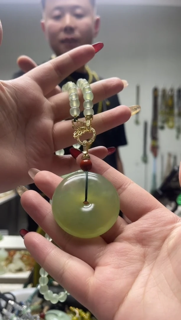 未镶嵌岫玉颈饰·