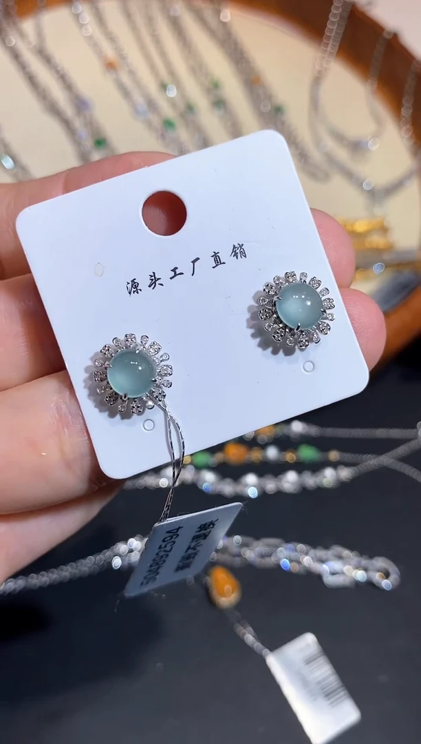 颈饰18K金镶嵌翡翠耳钉