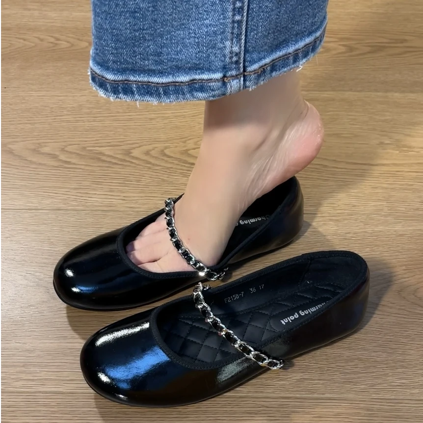 单鞋2025新款舒适百搭圆头可爱金属链条一字带平底浅口漆皮小单鞋