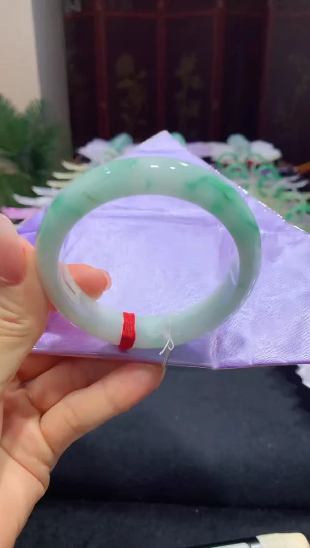 翡翠手镯未镶嵌白底飘绿