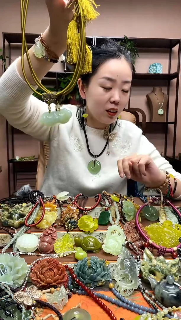 未镶嵌岫玉颈饰多样性发货发其中之一