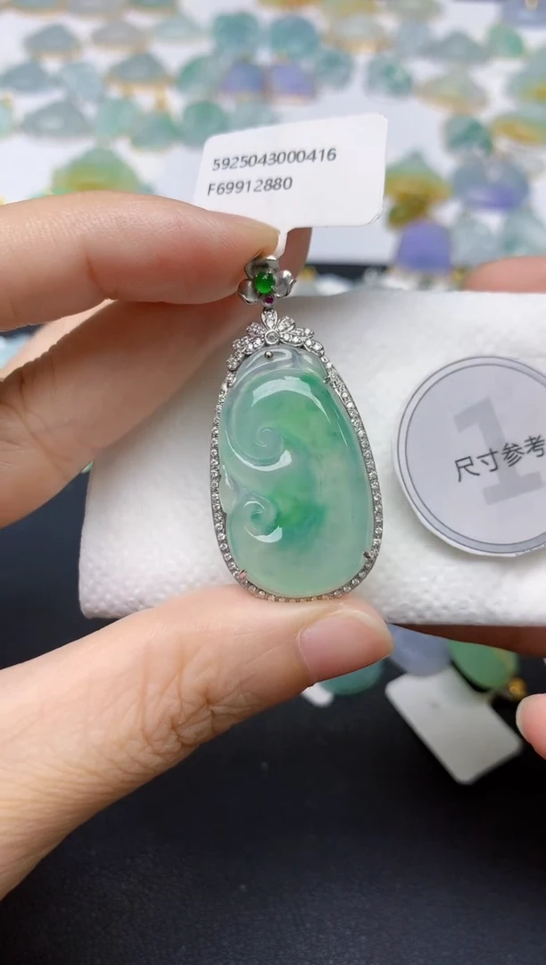 翡翠18K金镶嵌颈饰天然缅甸A货翡翠