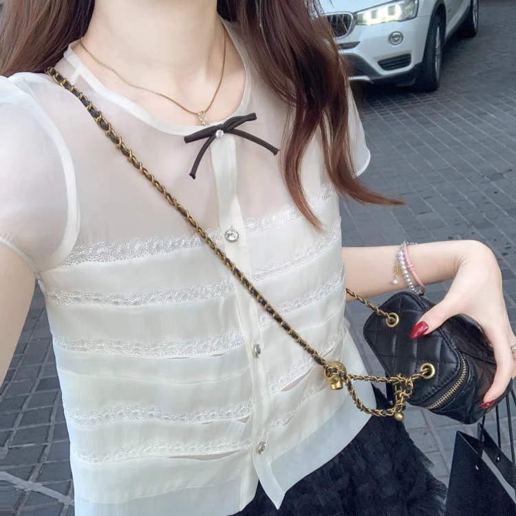 鱼兔子的兔子名媛风时尚套装白色新款蕾丝显瘦修身镂空洋气圆领