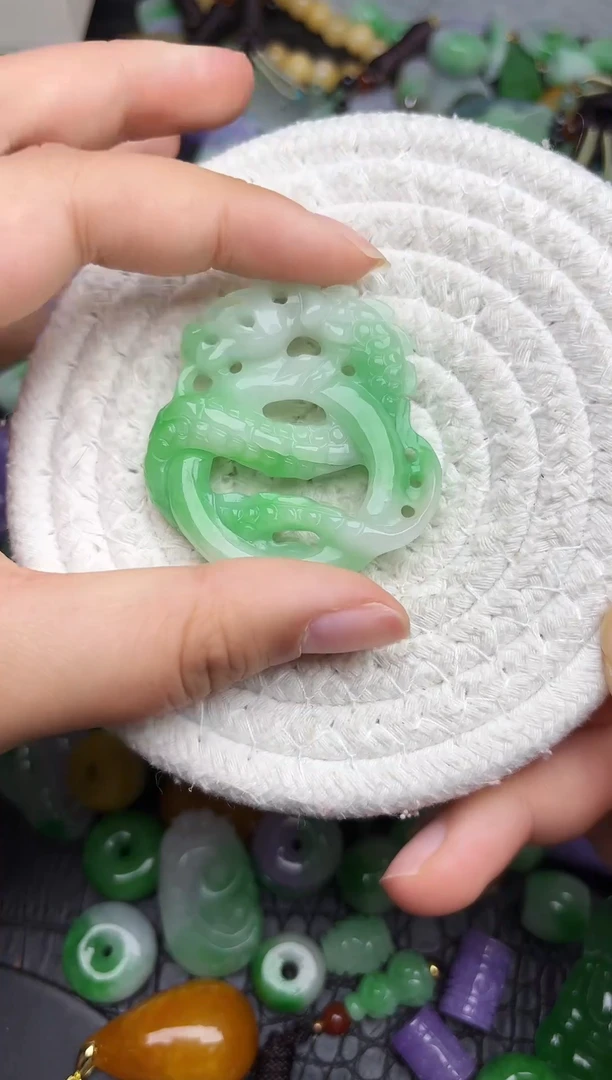 颈饰未镶嵌翡翠缅甸翡翠吊坠