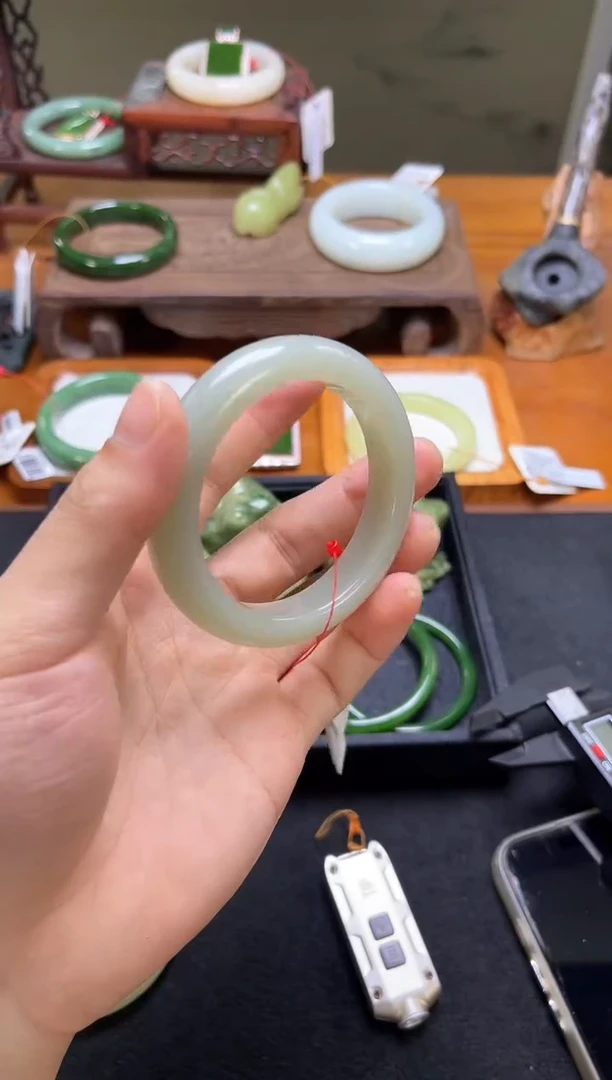 未镶嵌手镯和田玉且末近矿青白54+圈