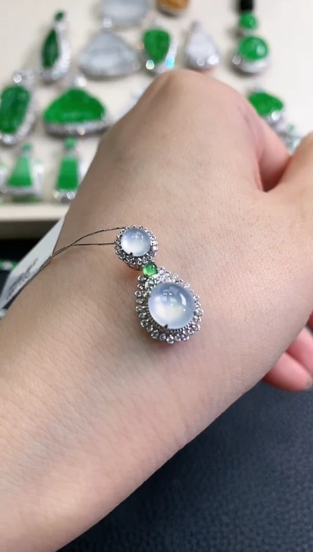 翡翠18K金镶嵌吊坠(不含链)春日珠宝 C41