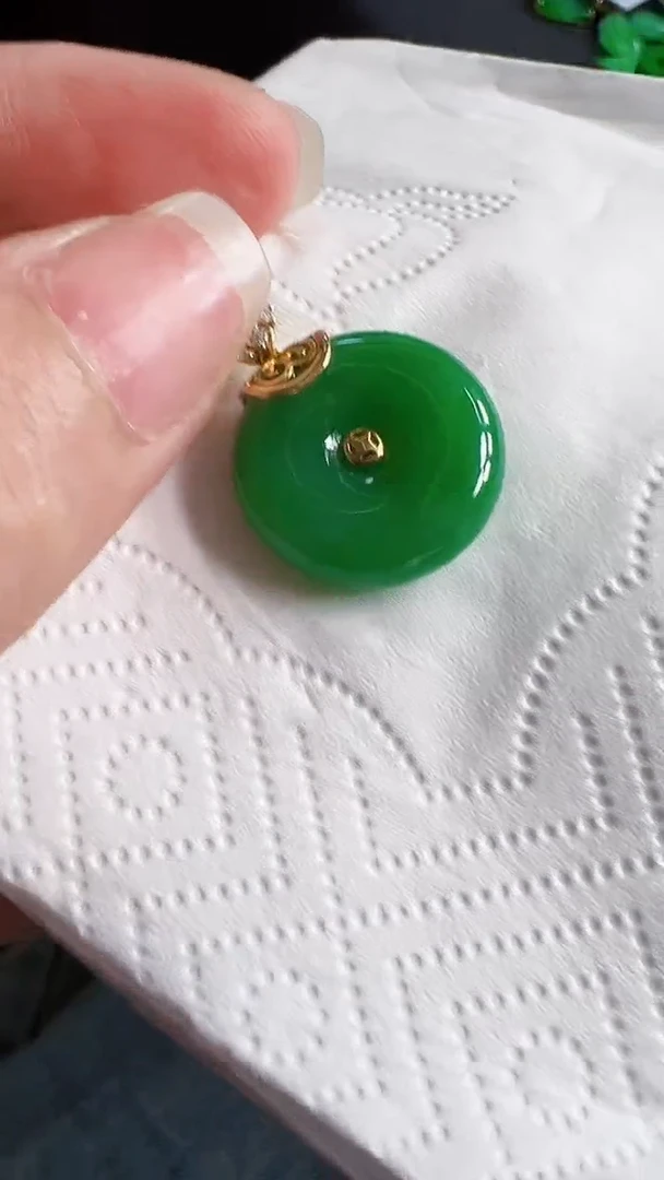 颈饰18K金镶嵌翡翠扣