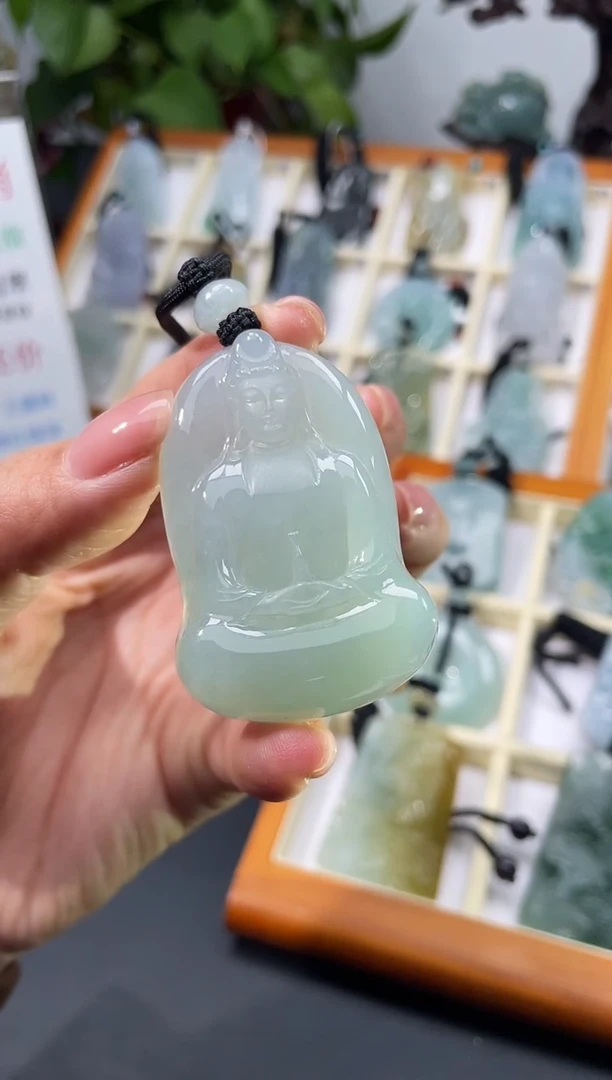 颈饰未镶嵌翡翠观音