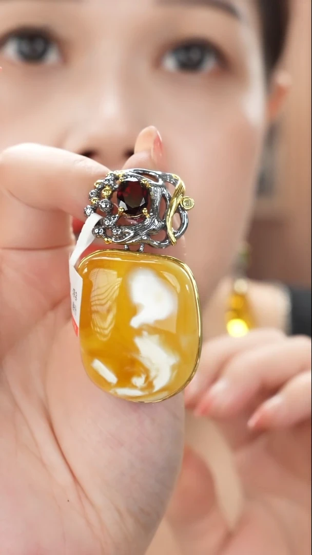 琥珀颈饰未镶嵌妖白特色蜜蜡吊坠
