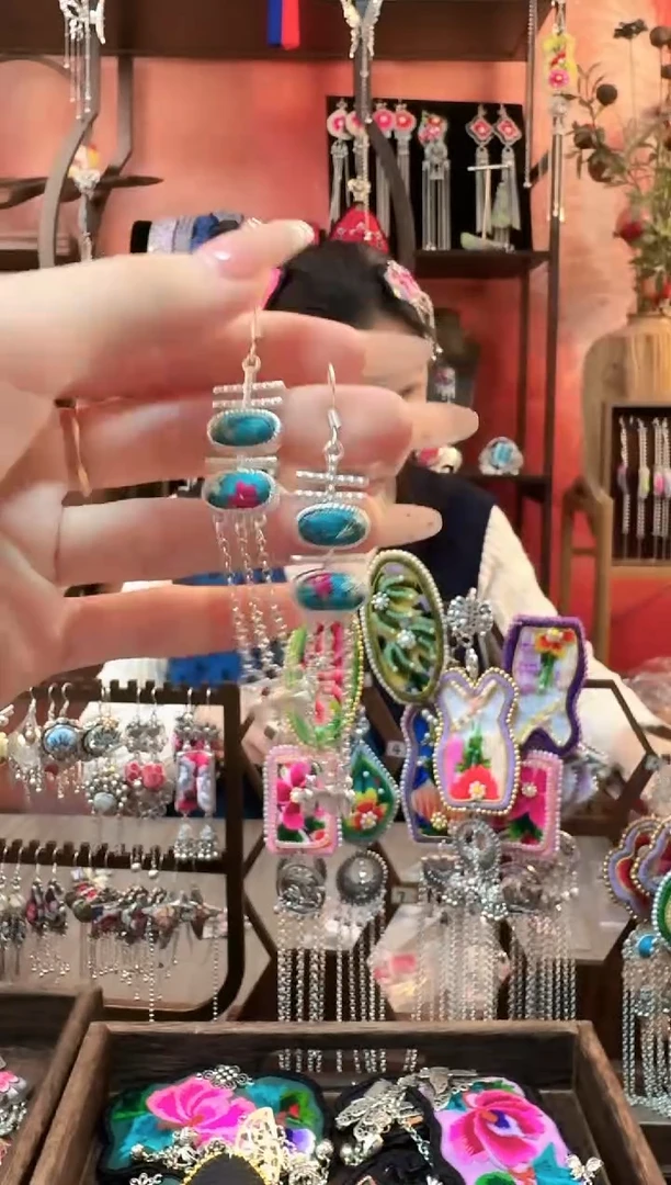 织绣云织谣民族风精美饰品 122