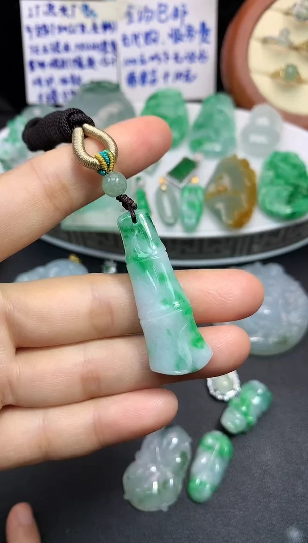 颈饰未镶嵌翡翠吊坠