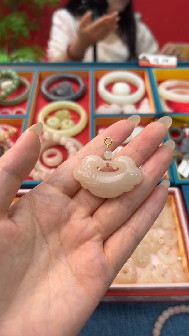 和田玉未镶嵌颈饰红藕粉大号如意锁