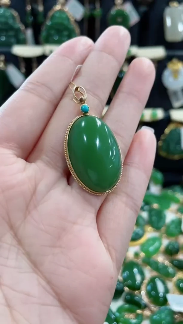 颈饰18K金镶嵌和田玉（碧玉）蛋面