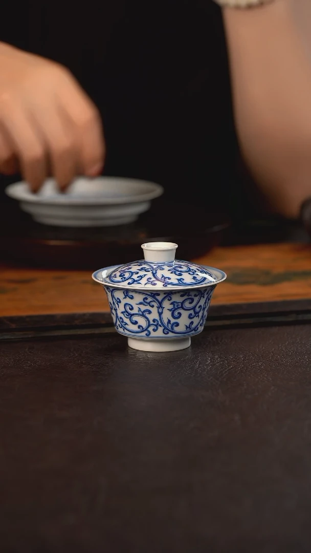 聚澜堂仿明缠枝莲马蹄盖碗