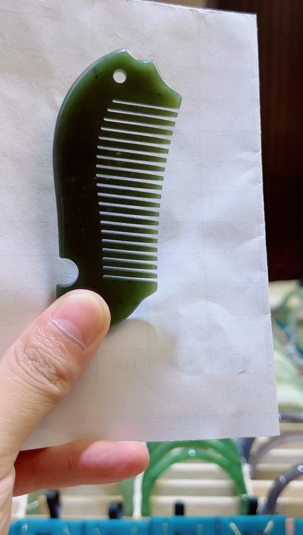 未镶嵌和田玉摆件青玉玉梳