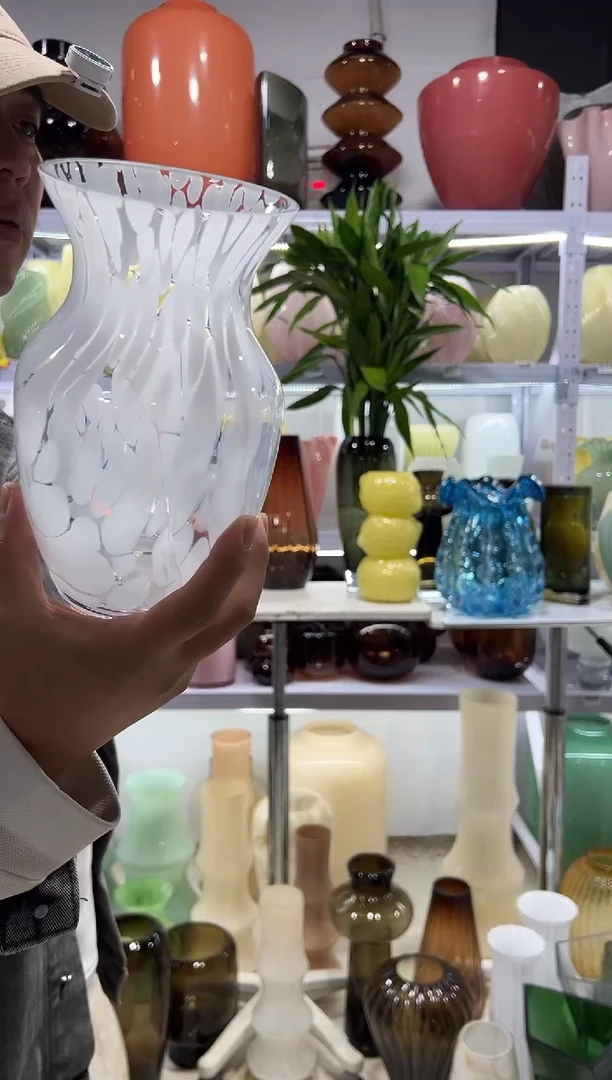 彩点花瓶..............