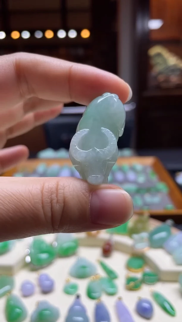 【闪购商品】翡翠颈饰未镶嵌牛