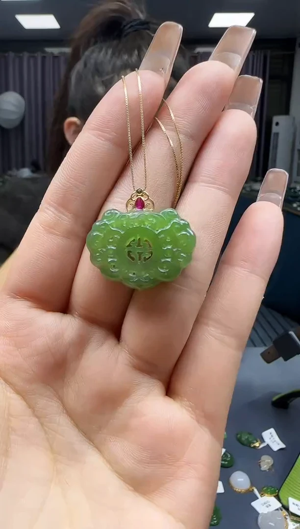 【闪购商品】和田玉挂件18K金镶嵌1