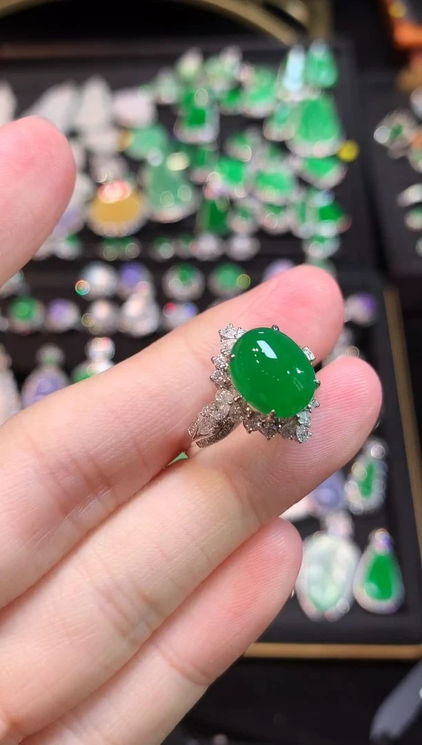 18K金镶嵌戒指翡翠高冰辣阳绿蛋面戒指