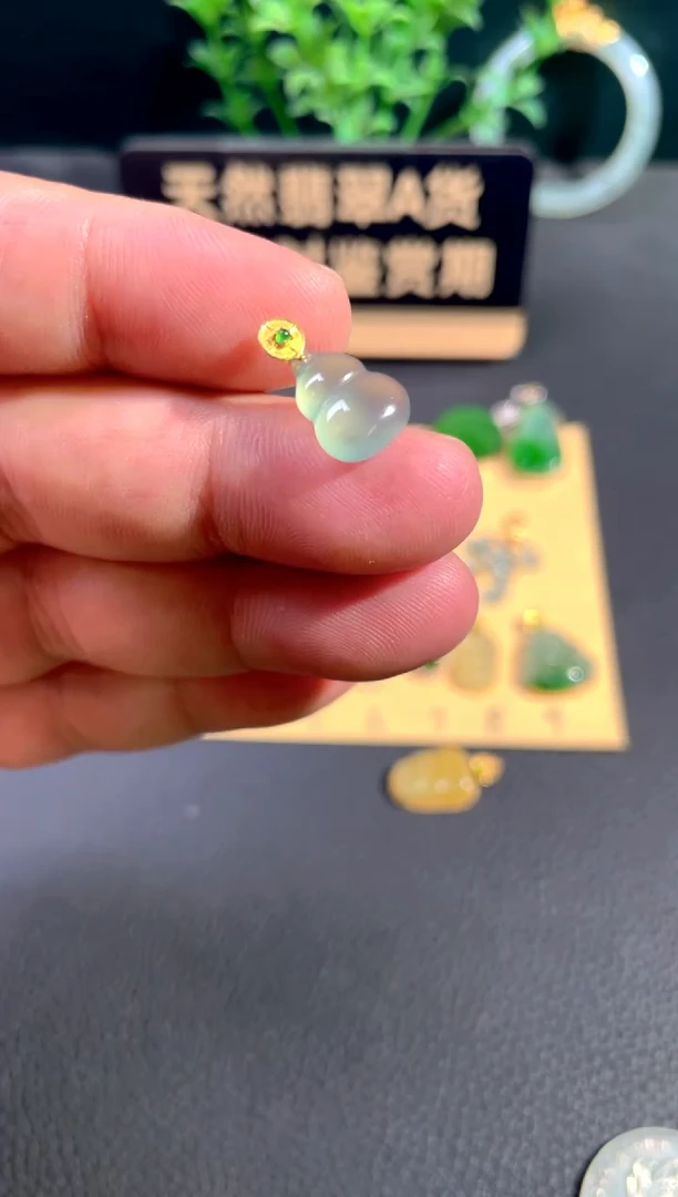 颈饰18K金镶嵌翡翠翡翠