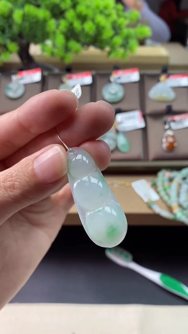 【闪购商品】翡翠颈饰未镶嵌福豆